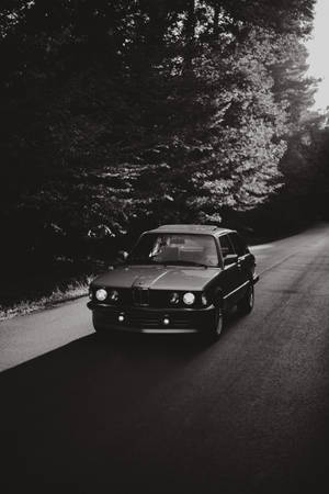 Swart-en-wit agtergrond van ou BMW op die pad