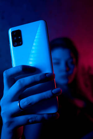 Vrou Met Foon In Neon Blou iPhone — Xiaomi Pad 9 Pro Max Muurpapier