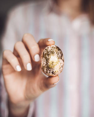 Paaseier met goud geverfde dop, Paasagtergrond — 4:5 Muurpapier