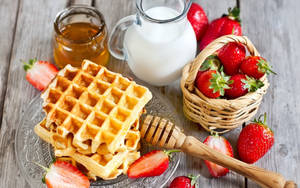 Wafels aarbeie melk heuning muurpapier — Gedetailleerd Muurpapier