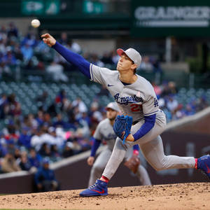 Walker Buehler gooi bal — Motorola Razr 2026 Muurpapier
