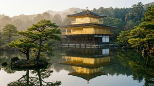 Kinkaku-ji tempel met sy weerkaatsing