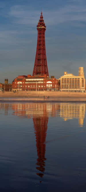 Weerspieëling Van Blackpool Toring — Vivo V70 FE Muurpapier