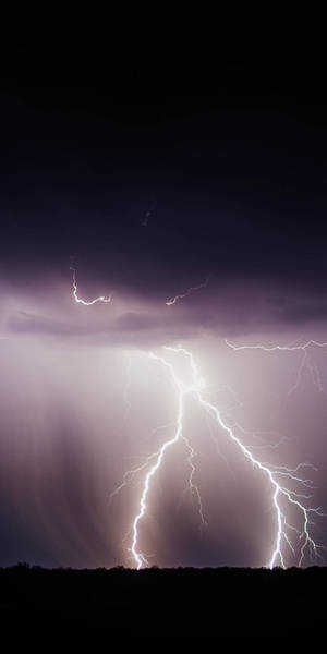 Weerligstorm in die nag iPhone-agtergrond