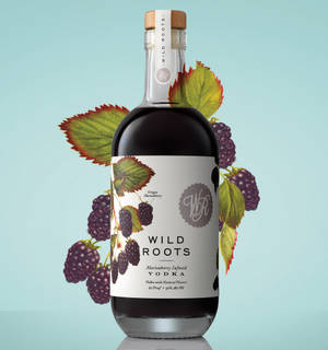 Wild Roots Marionbessie-geïnfuseerde Vodka met Vars Bessies — Galaxy Z Flip7 FE Muurpapier