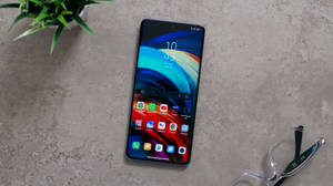 Xiaomi Foon op Sementvloer — Xiaomi Muurpapier