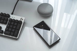 Xiaomi Foon op Tafel — Xiaomi Muurpapier