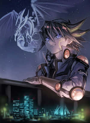 Yusei Fudo wat 'n selfversekerde houding aanneem met sy Duel Runner op die agtergrond — Kindle Muurpapier